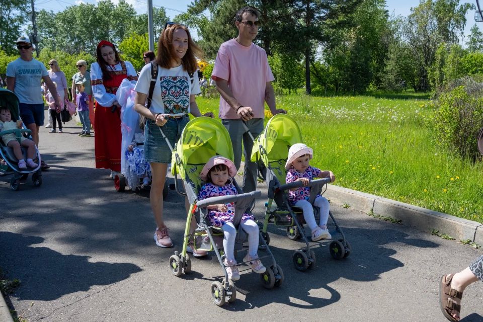 Парад близнецов впервые состоялся в Иркутске! Братья и сестры разных возрастов стали частью уникального события в День рождения любимого города Парад близнецов впервые состоялся в Иркутске! Братья и сестры разных возрастов стали частью уникального события в День рождения любимого города