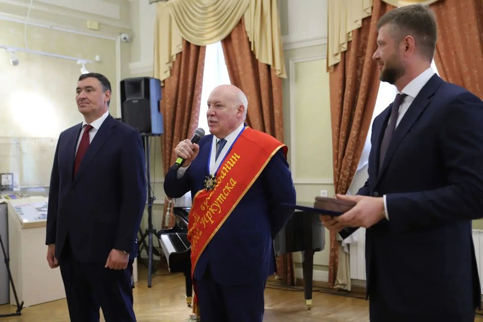 Знаки «Почетный гражданин Иркутска» вручили Дмитрию Мезенцеву и Михаилу Корневу Знаки «Почетный гражданин Иркутска» вручили Дмитрию Мезенцеву и Михаилу Корневу