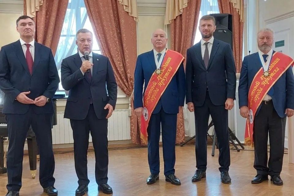 Знаки «Почетный гражданин Иркутска» вручили Дмитрию Мезенцеву и Михаилу Корневу