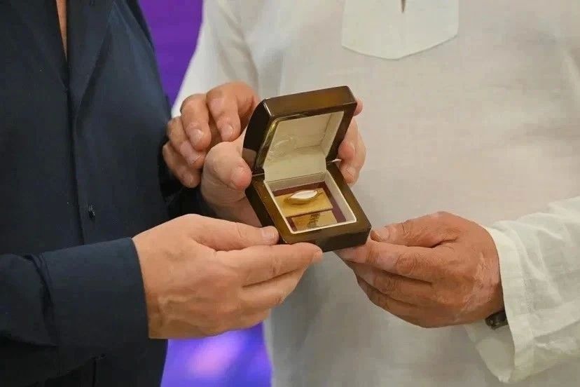 Новости других регионов. В Омске - Культурной столице России-2026 - во время фестиваля «Владимир Спиваков представляет» выдающемуся российскому дирижёру известный микроминиатюрист Анатолий Коненко подарил самую маленькую... Новости других регионов. В Омске - Культурной столице России-2026 - во время фестиваля «Владимир Спиваков представляет» выдающемуся российскому дирижёру известный микроминиатюрист Анатолий Коненко подарил самую маленькую...