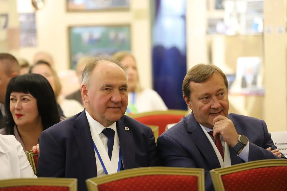 Знаки «Почетный гражданин Иркутска» вручили Дмитрию Мезенцеву и Михаилу Корневу Знаки «Почетный гражданин Иркутска» вручили Дмитрию Мезенцеву и Михаилу Корневу