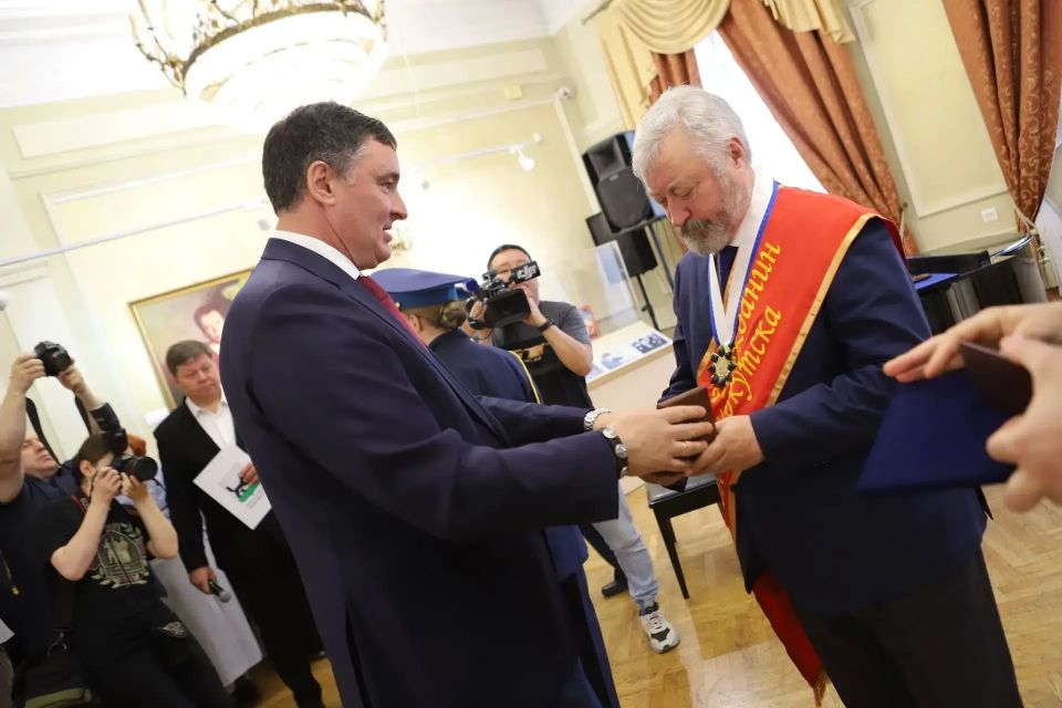 Знаки «Почетный гражданин Иркутска» вручили Дмитрию Мезенцеву и Михаилу Корневу Знаки «Почетный гражданин Иркутска» вручили Дмитрию Мезенцеву и Михаилу Корневу