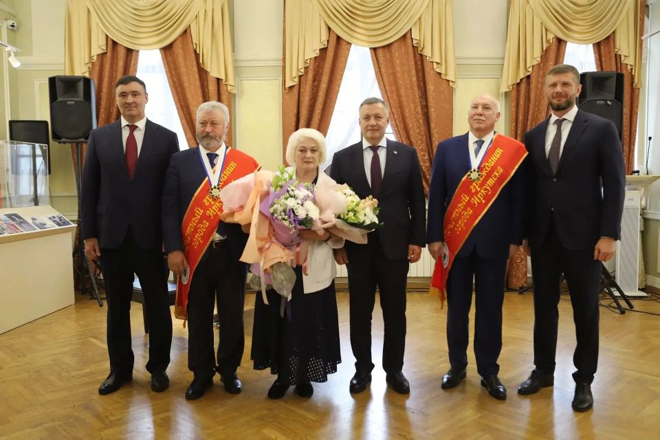 Знаки «Почетный гражданин Иркутска» вручили Дмитрию Мезенцеву и Михаилу Корневу Знаки «Почетный гражданин Иркутска» вручили Дмитрию Мезенцеву и Михаилу Корневу