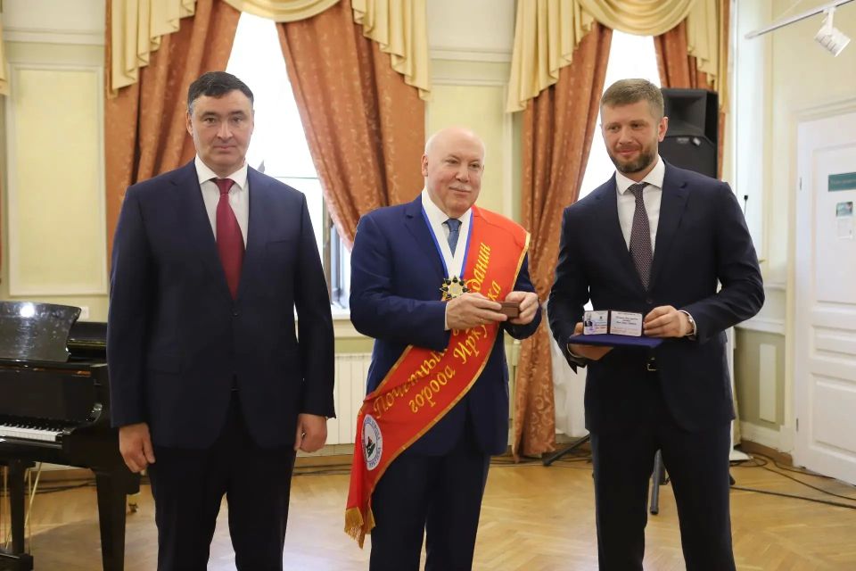 Знаки «Почетный гражданин Иркутска» вручили Дмитрию Мезенцеву и Михаилу Корневу Знаки «Почетный гражданин Иркутска» вручили Дмитрию Мезенцеву и Михаилу Корневу