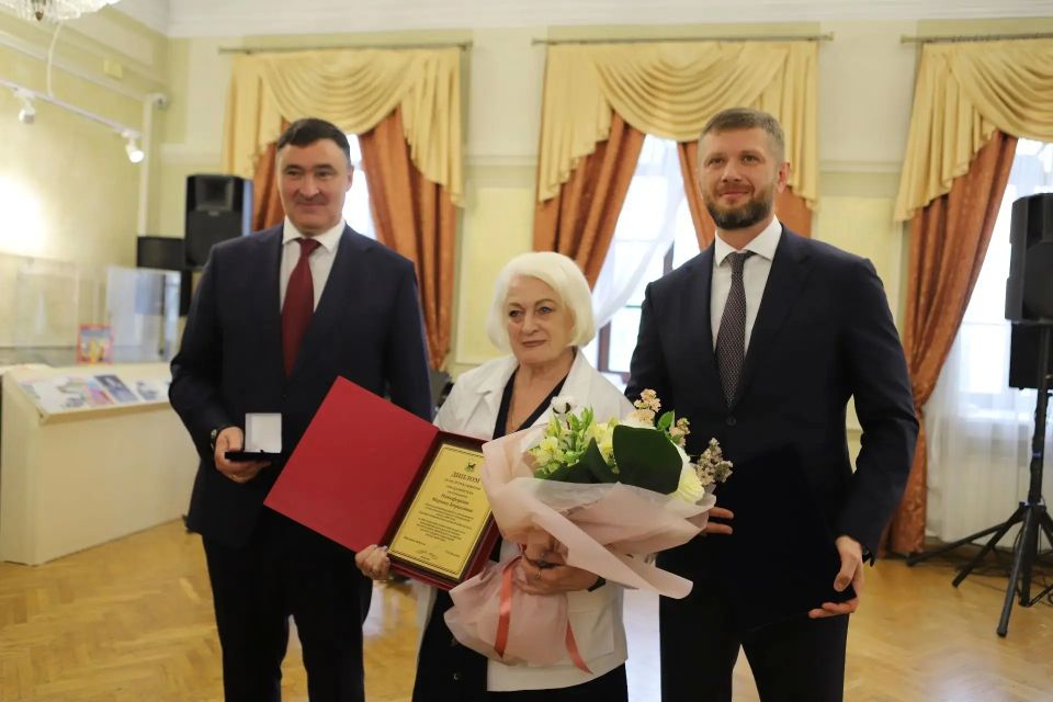 Знаки «Почетный гражданин Иркутска» вручили Дмитрию Мезенцеву и Михаилу Корневу Знаки «Почетный гражданин Иркутска» вручили Дмитрию Мезенцеву и Михаилу Корневу