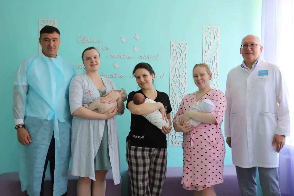 Мэр Руслан Болотов поздравил иркутянок, чьи дети появились на свет в день 365-летия Иркутска Мэр Руслан Болотов поздравил иркутянок, чьи дети появились на свет в день 365-летия Иркутска