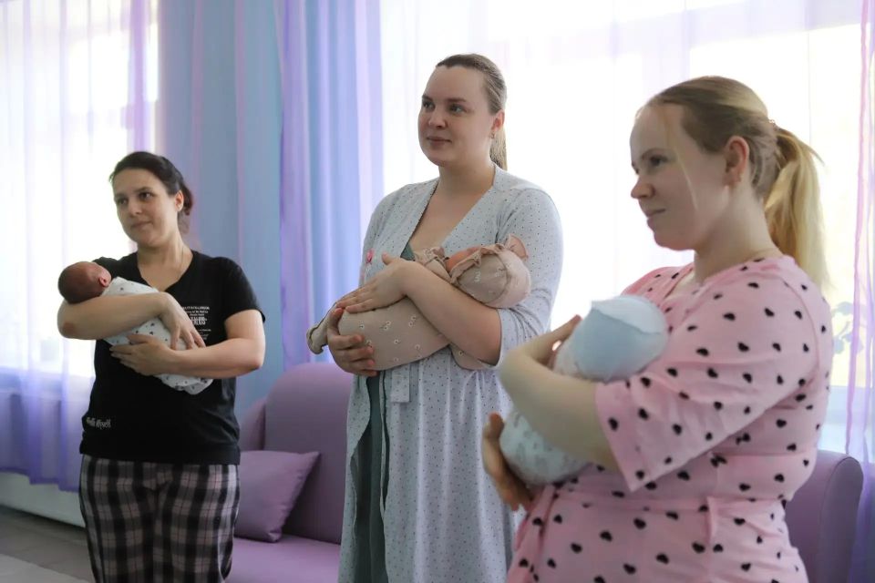 Мэр Руслан Болотов поздравил иркутянок, чьи дети появились на свет в день 365-летия Иркутска Мэр Руслан Болотов поздравил иркутянок, чьи дети появились на свет в день 365-летия Иркутска