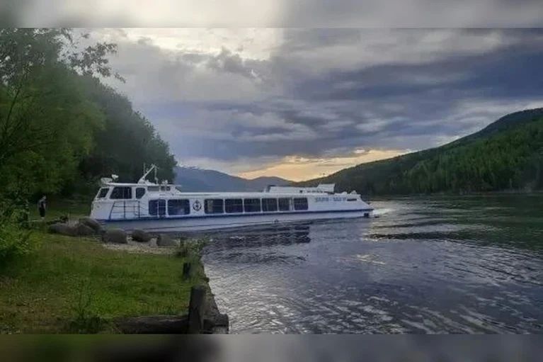Администрация Мамско-Чуйского района сообщила, что в навигацию 2026 года пассажирские рейсы на судне «Заря» по маршруту Мама - Бодайбо не запустят