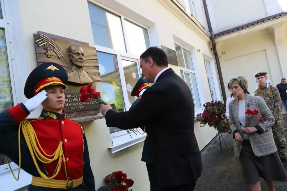 Мемориальную доску кавалеру ордена Мужества Дмитрию Белякову открыли в Иркутске Мемориальную доску кавалеру ордена Мужества Дмитрию Белякову открыли в Иркутске