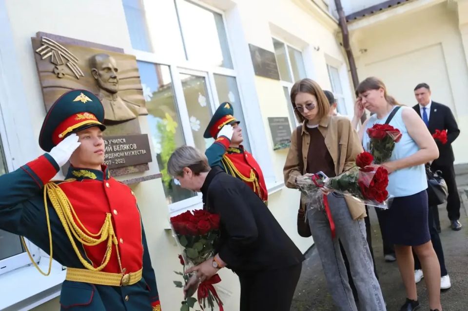 Мемориальную доску кавалеру ордена Мужества Дмитрию Белякову открыли в Иркутске Мемориальную доску кавалеру ордена Мужества Дмитрию Белякову открыли в Иркутске