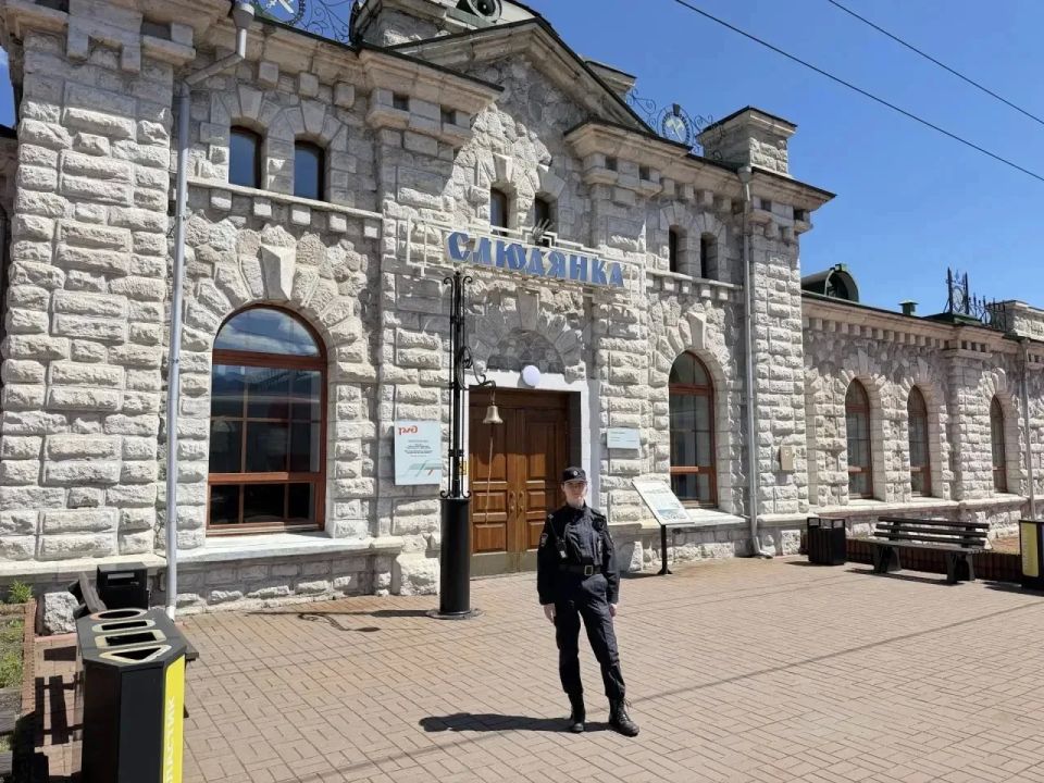 Полицейский отделения патрульно-постовой службы полиции Слюдянского линейного пункта полиции ЛО МВД России на ст. Иркутск-пассажирский в рамках акции «Моя полиция – моя Россия» представляет уникальный вокзал – единственное в...