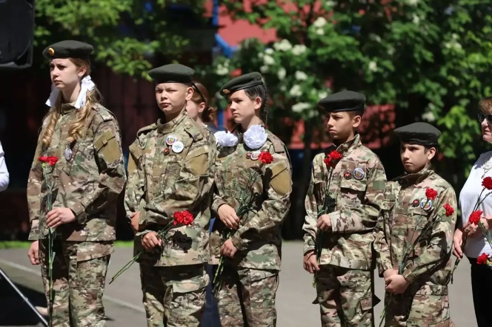 Мемориальную доску кавалеру ордена Мужества Дмитрию Белякову открыли в Иркутске Мемориальную доску кавалеру ордена Мужества Дмитрию Белякову открыли в Иркутске