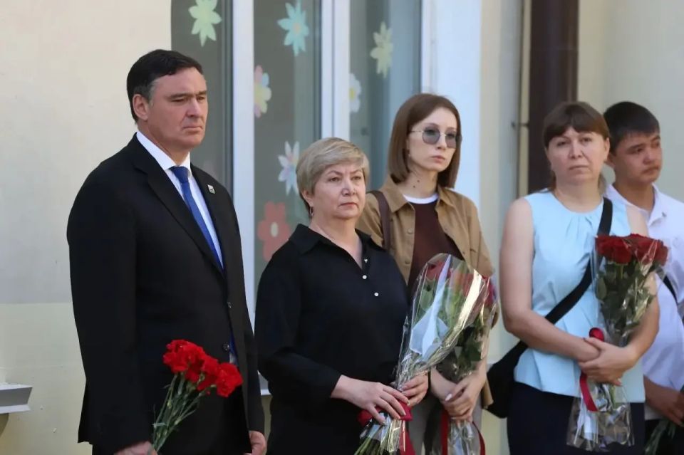 Мемориальную доску кавалеру ордена Мужества Дмитрию Белякову открыли в Иркутске Мемориальную доску кавалеру ордена Мужества Дмитрию Белякову открыли в Иркутске