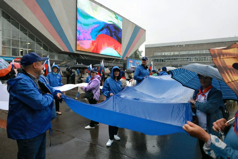 В День России в столице Иркутской области развернули 50-метровый триколор В День России в столице Иркутской области развернули 50-метровый триколор