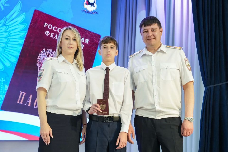 В День России сотрудники регионального Главка МВД вручили подросткам их первые паспорта В День России сотрудники регионального Главка МВД вручили подросткам их первые паспорта