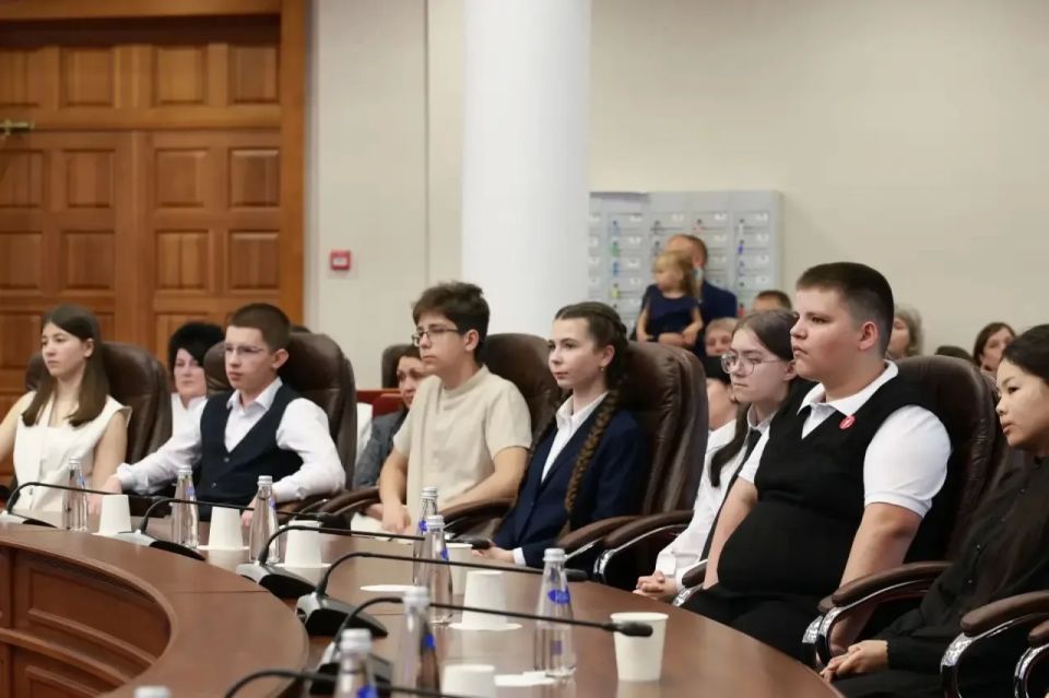 В День России школьникам Иркутской области вручили паспорта и награды «Горячее сердце» В День России школьникам Иркутской области вручили паспорта и награды «Горячее сердце»
