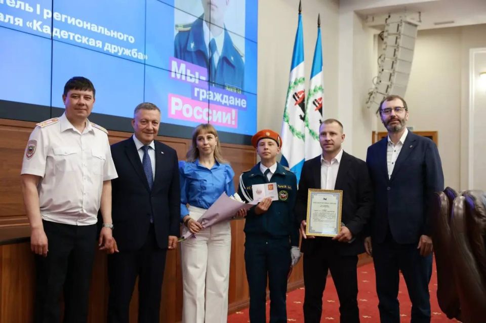 В День России в Иркутской области вручили первые паспорта юным гражданам В День России в Иркутской области вручили первые паспорта юным гражданам