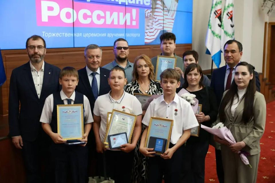 В День России в Иркутской области вручили первые паспорта юным гражданам В День России в Иркутской области вручили первые паспорта юным гражданам