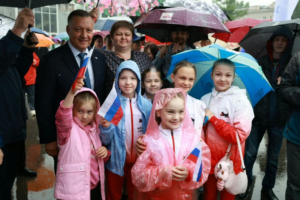 В День России в столице Иркутской области развернули 50-метровый триколор В День России в столице Иркутской области развернули 50-метровый триколор