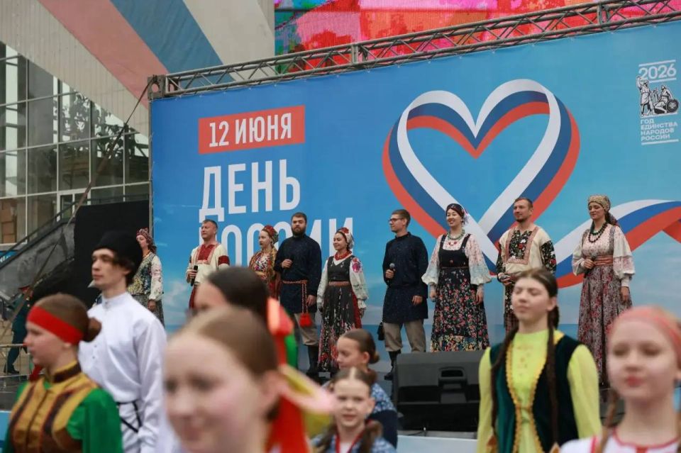 Игорь Кобзев: Иркутяне и гости города сегодня не испугались непогоды и развернули 50-метровый триколор на площади перед Дворцом спорта «Труд» Игорь Кобзев: Иркутяне и гости города сегодня не испугались непогоды и развернули 50-метровый триколор на площади перед Дворцом спорта «Труд»