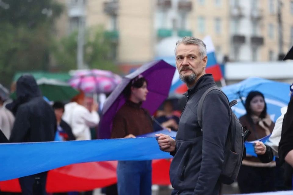 Иркутск отметил День России концертом и 50-метровым флагом Иркутск отметил День России концертом и 50-метровым флагом