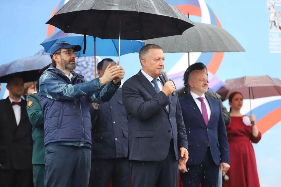 Иркутск отметил День России концертом и 50-метровым флагом Иркутск отметил День России концертом и 50-метровым флагом