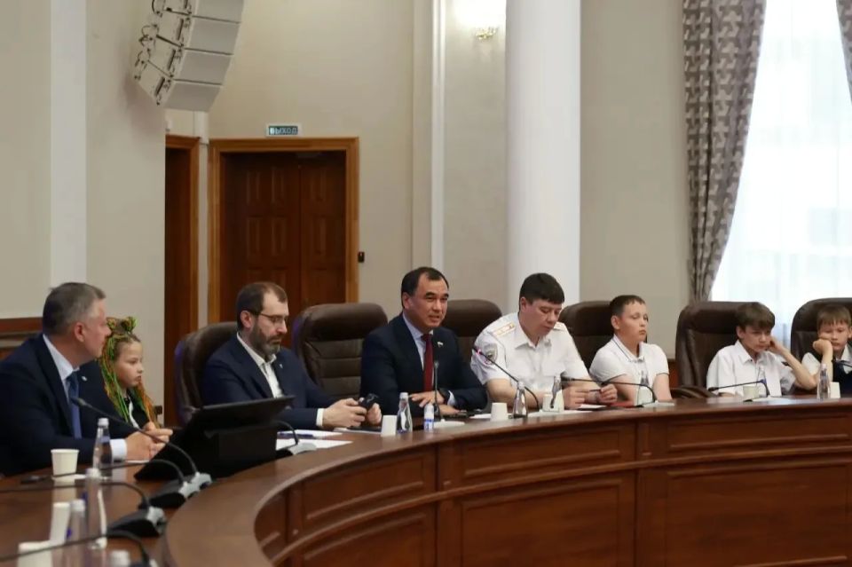 В День России школьникам Иркутской области вручили паспорта и награды «Горячее сердце» В День России школьникам Иркутской области вручили паспорта и награды «Горячее сердце»