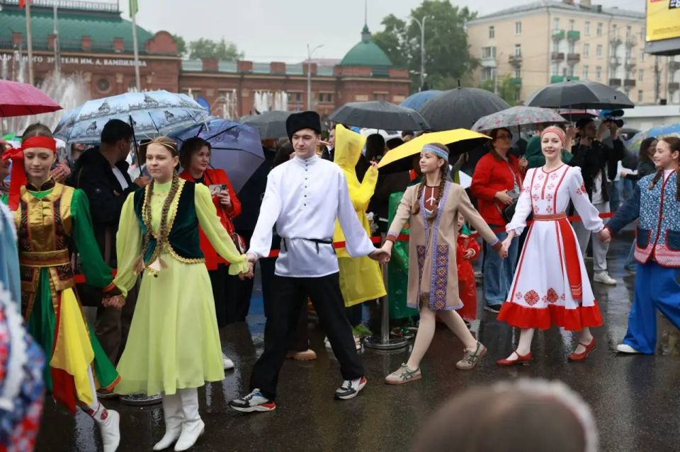 Игорь Кобзев: Иркутяне и гости города сегодня не испугались непогоды и развернули 50-метровый триколор на площади перед Дворцом спорта «Труд» Игорь Кобзев: Иркутяне и гости города сегодня не испугались непогоды и развернули 50-метровый триколор на площади перед Дворцом спорта «Труд»