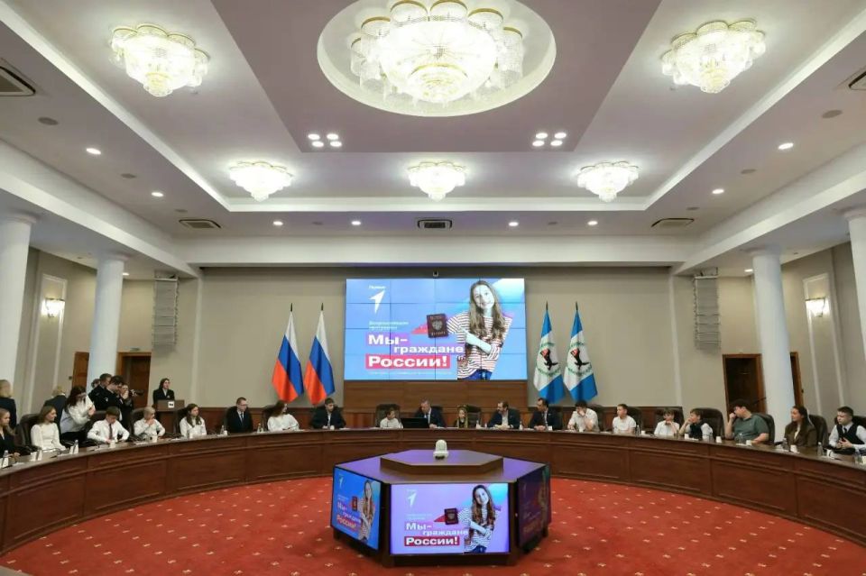 В День России в Иркутской области вручили первые паспорта юным гражданам В День России в Иркутской области вручили первые паспорта юным гражданам