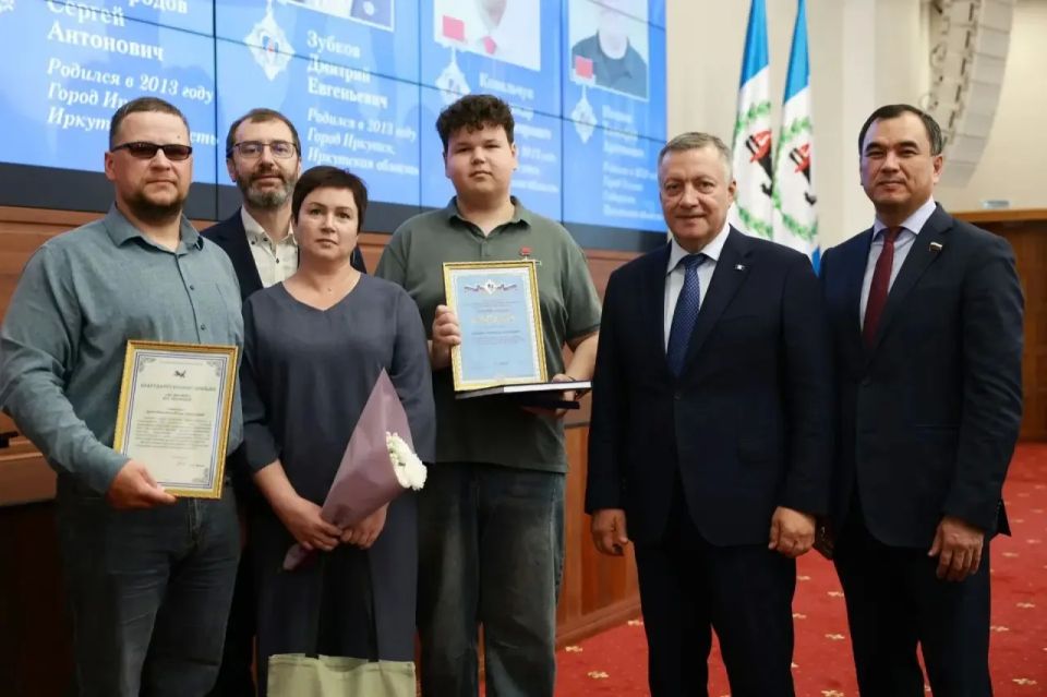В День России школьникам Иркутской области вручили паспорта и награды «Горячее сердце» В День России школьникам Иркутской области вручили паспорта и награды «Горячее сердце»