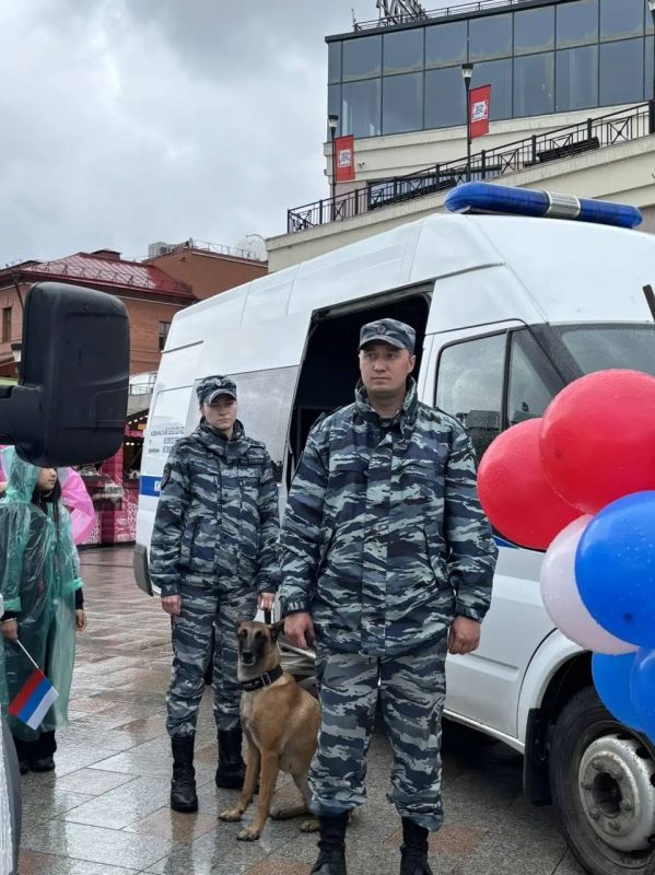 «День с полицией Приангарья» проходит в Иркутске возле «Модного квартала» «День с полицией Приангарья» проходит в Иркутске возле «Модного квартала»