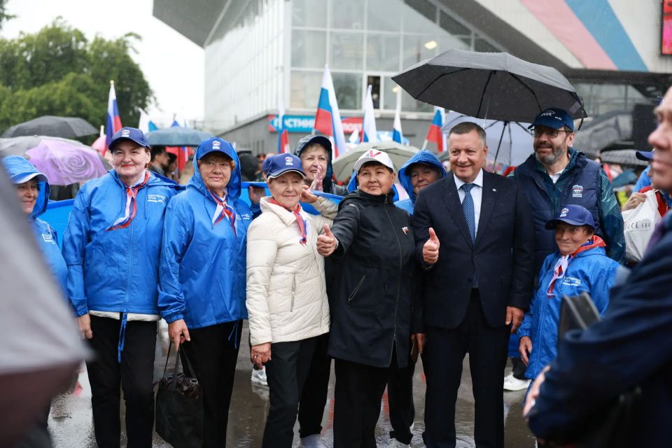 В День России в столице Иркутской области развернули 50-метровый триколор В День России в столице Иркутской области развернули 50-метровый триколор