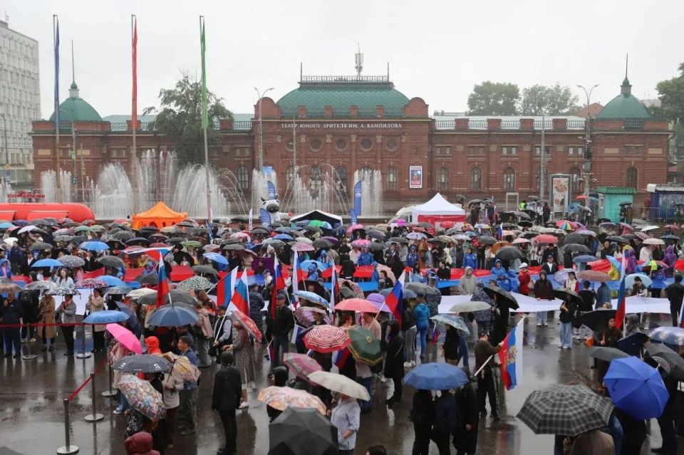 Иркутск отметил День России концертом и 50-метровым флагом