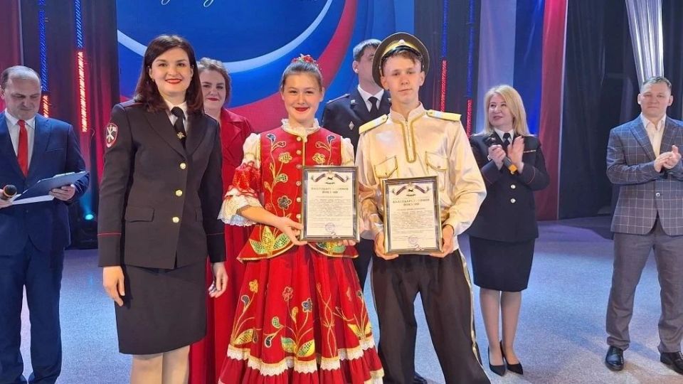 В Ангарске сотрудники полиции поздравили жителей города с Днем России праздничным концертом В Ангарске сотрудники полиции поздравили жителей города с Днем России праздничным концертом