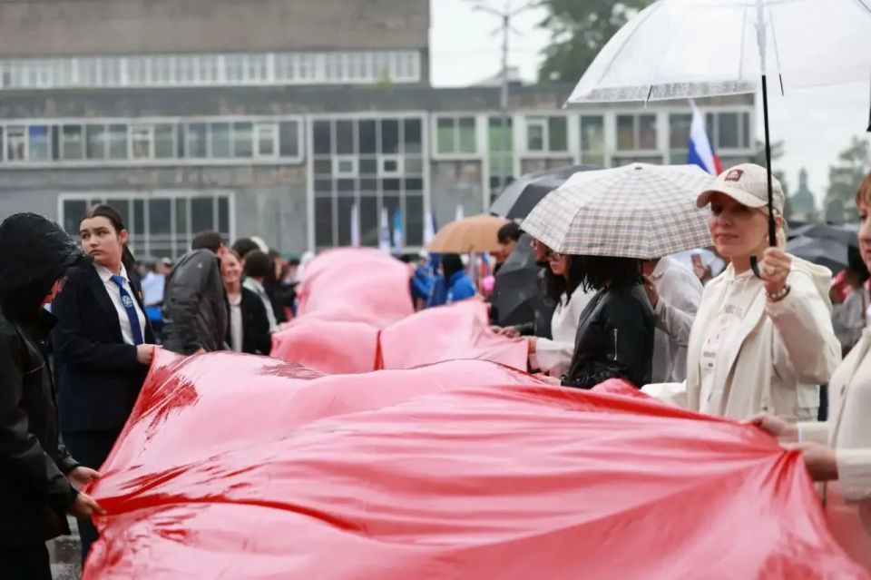 В День России в столице Иркутской области развернули 50-метровый триколор В День России в столице Иркутской области развернули 50-метровый триколор