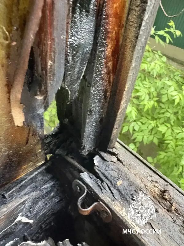 Из-за брошенного окурка загорелся балкон квартиры в Ангарске Из-за брошенного окурка загорелся балкон квартиры в Ангарске
