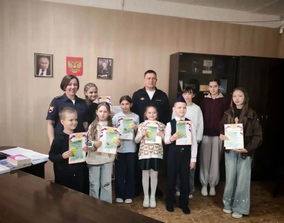 Автоинспекторы Усолья-Сибирского провели конкурс детского творчества, приуроченный к 90-летию Госавтоинспекции Автоинспекторы Усолья-Сибирского провели конкурс детского творчества, приуроченный к 90-летию Госавтоинспекции