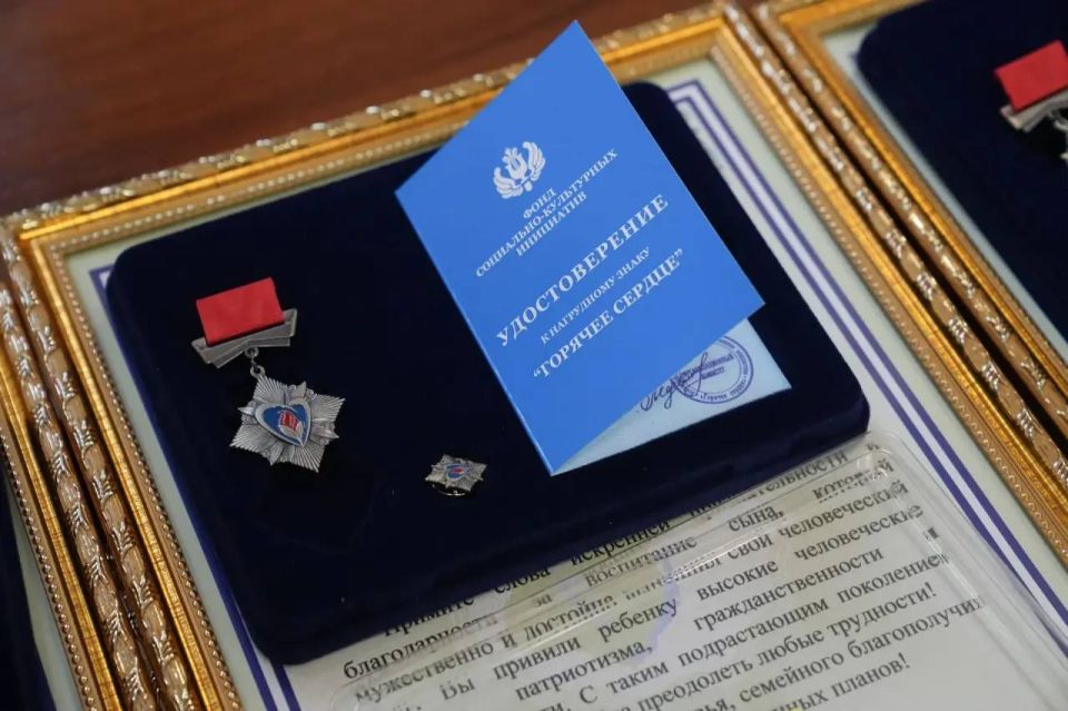 Первые паспорта юным иркутянам вручены в День России Первые паспорта юным иркутянам вручены в День России