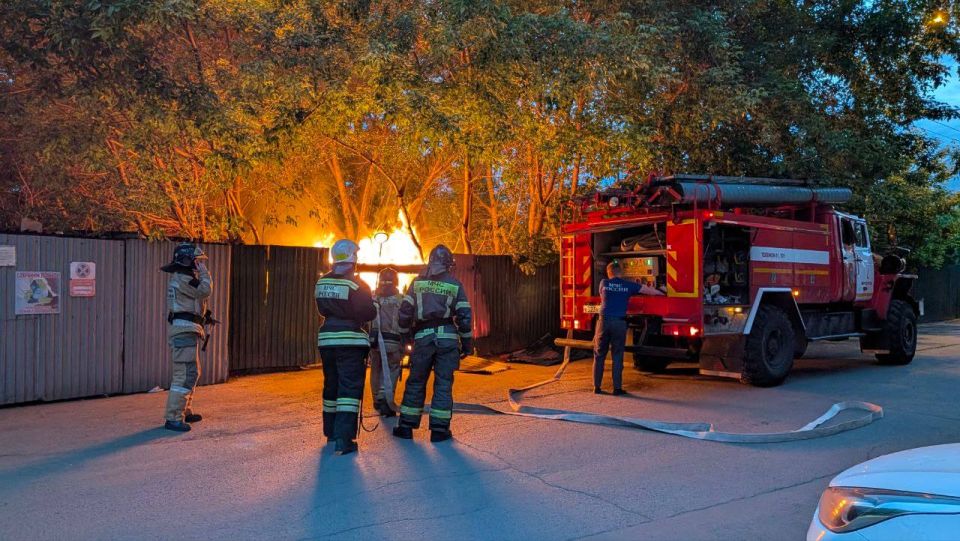В Иркутске на Ямской горит склад В Иркутске на Ямской горит склад