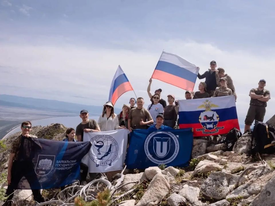 Студенты Приангарья и Бурятии подняли флаг на высшей точке полуострова Святой Нос Студенты Приангарья и Бурятии подняли флаг на высшей точке полуострова Святой Нос