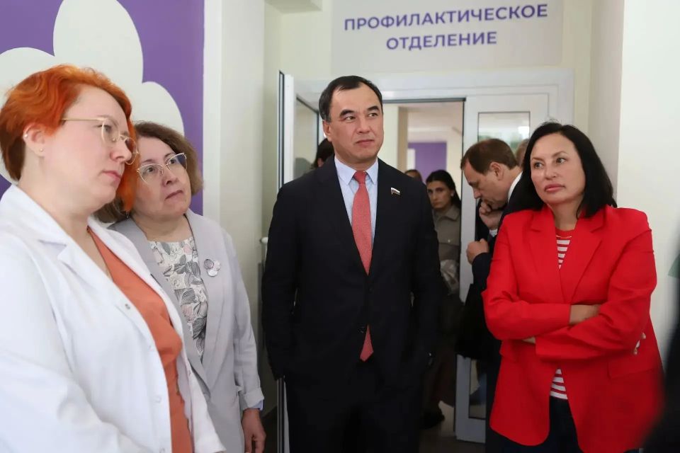 Мэр Руслан Болотов и губернатор Игорь Кобзев посетили новую детскую поликлинику на бульваре Рябикова Мэр Руслан Болотов и губернатор Игорь Кобзев посетили новую детскую поликлинику на бульваре Рябикова