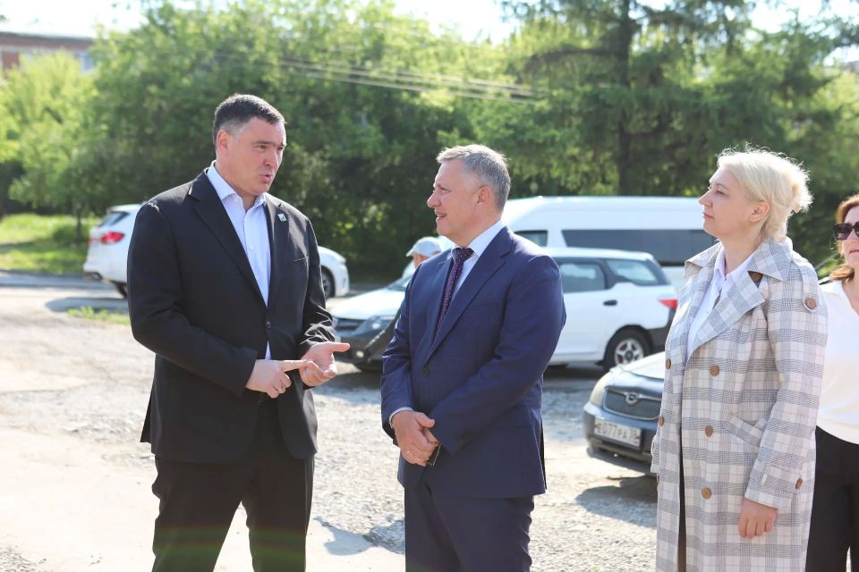 Руслан Болотов: Детскую поликлинику № 10 посетили сегодня вместе с губернатором Иркутской области Игорем Кобзевым, депутатами Государственной Думы Сергеем Теном и Александром Якубовским Руслан Болотов: Детскую поликлинику № 10 посетили сегодня вместе с губернатором Иркутской области Игорем Кобзевым, депутатами Государственной Думы Сергеем Теном и Александром Якубовским
