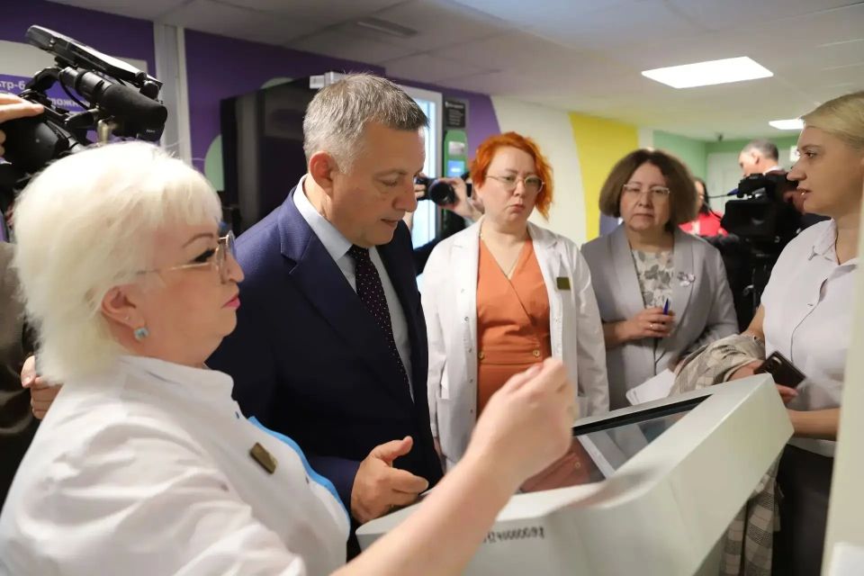 Мэр Руслан Болотов и губернатор Игорь Кобзев посетили новую детскую поликлинику на бульваре Рябикова Мэр Руслан Болотов и губернатор Игорь Кобзев посетили новую детскую поликлинику на бульваре Рябикова