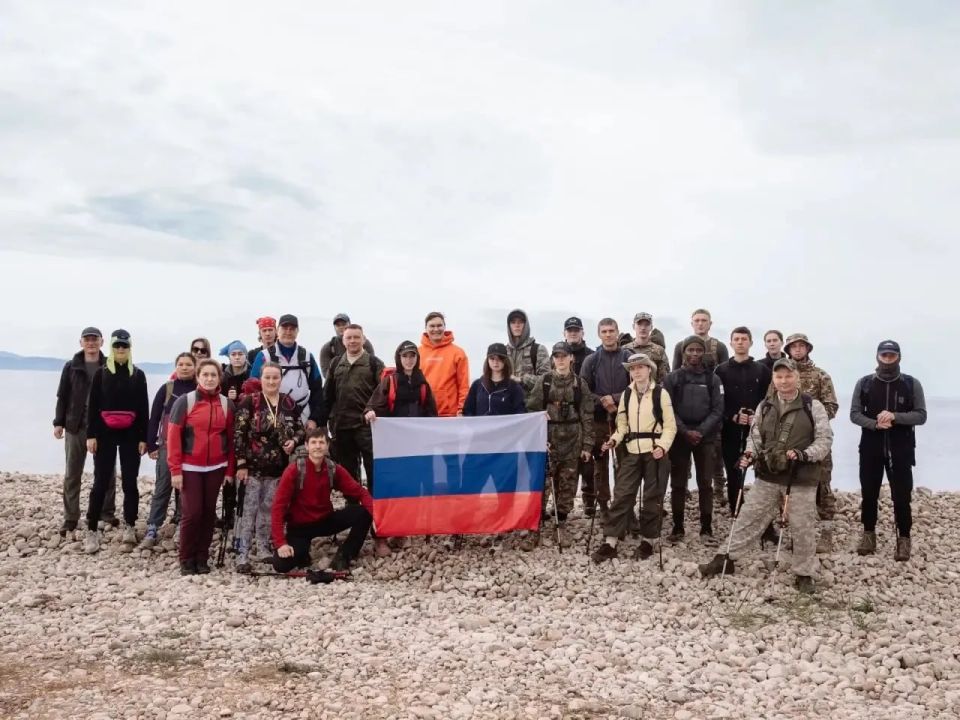 Студенты Приангарья и Бурятии подняли флаг на высшей точке полуострова Святой Нос Студенты Приангарья и Бурятии подняли флаг на высшей точке полуострова Святой Нос