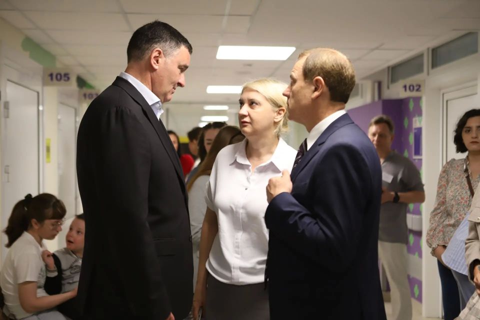 Руслан Болотов: Детскую поликлинику № 10 посетили сегодня вместе с губернатором Иркутской области Игорем Кобзевым, депутатами Государственной Думы Сергеем Теном и Александром Якубовским Руслан Болотов: Детскую поликлинику № 10 посетили сегодня вместе с губернатором Иркутской области Игорем Кобзевым, депутатами Государственной Думы Сергеем Теном и Александром Якубовским
