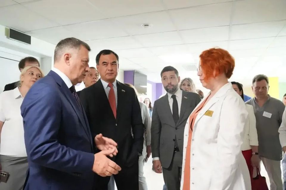 Руслан Болотов: Детскую поликлинику № 10 посетили сегодня вместе с губернатором Иркутской области Игорем Кобзевым, депутатами Государственной Думы Сергеем Теном и Александром Якубовским Руслан Болотов: Детскую поликлинику № 10 посетили сегодня вместе с губернатором Иркутской области Игорем Кобзевым, депутатами Государственной Думы Сергеем Теном и Александром Якубовским