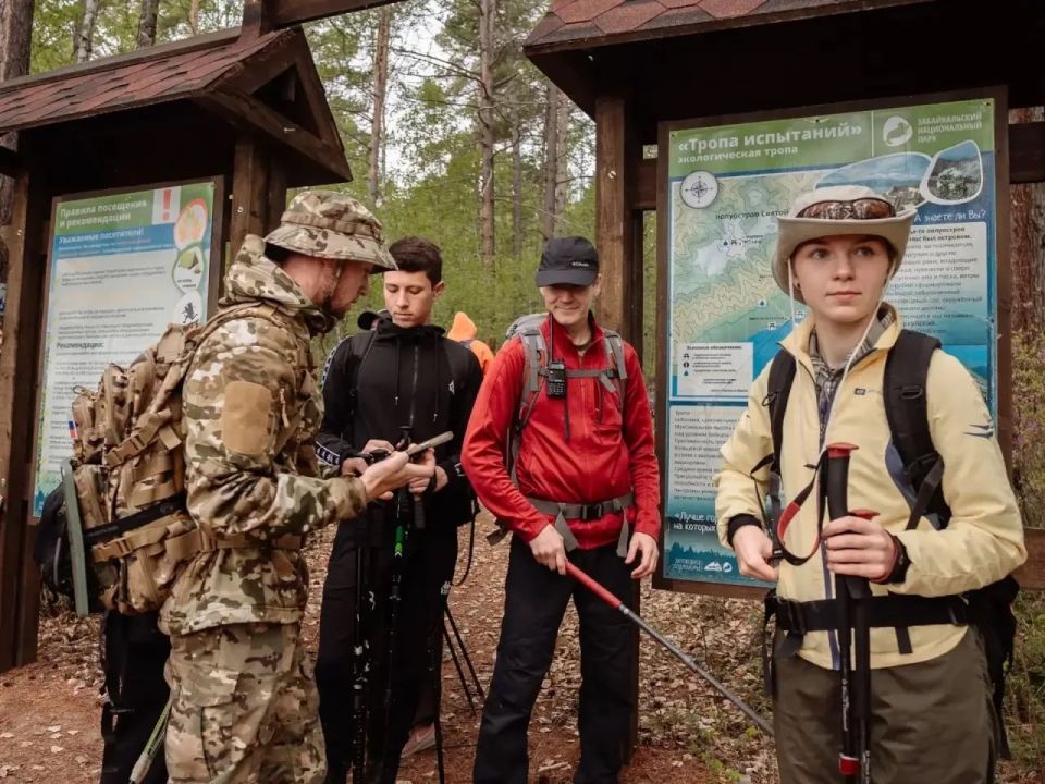 Студенты Приангарья и Бурятии подняли флаг на высшей точке полуострова Святой Нос Студенты Приангарья и Бурятии подняли флаг на высшей точке полуострова Святой Нос