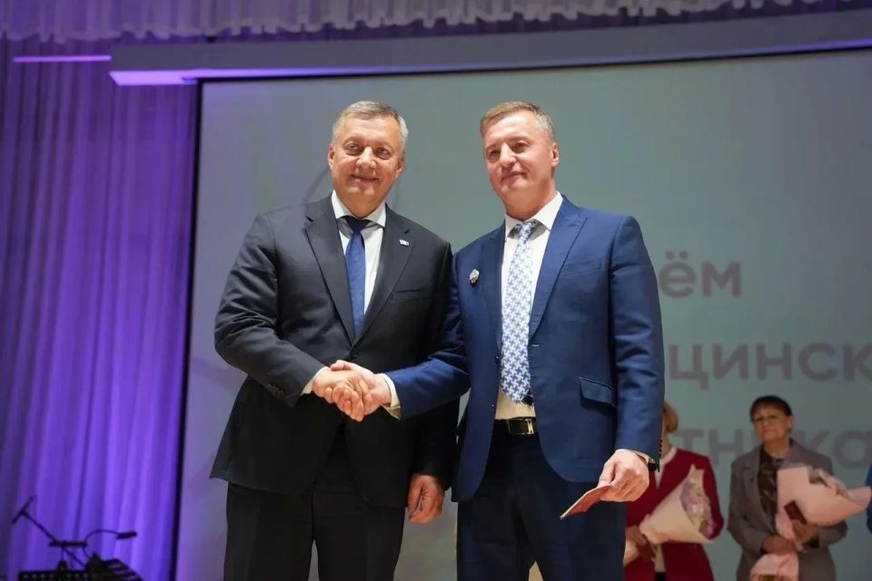 Глава региона Игорь Кобзев вручил государственные и ведомственные награды медицинским работникам Иркутской области Глава региона Игорь Кобзев вручил государственные и ведомственные награды медицинским работникам Иркутской области