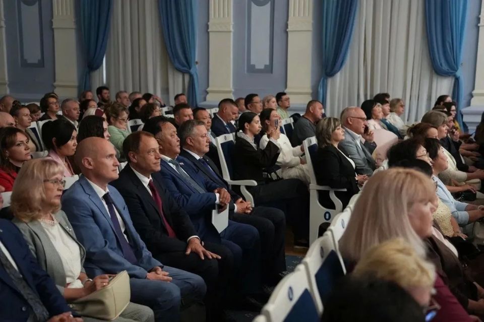 Глава региона Игорь Кобзев вручил государственные и ведомственные награды медицинским работникам Иркутской области