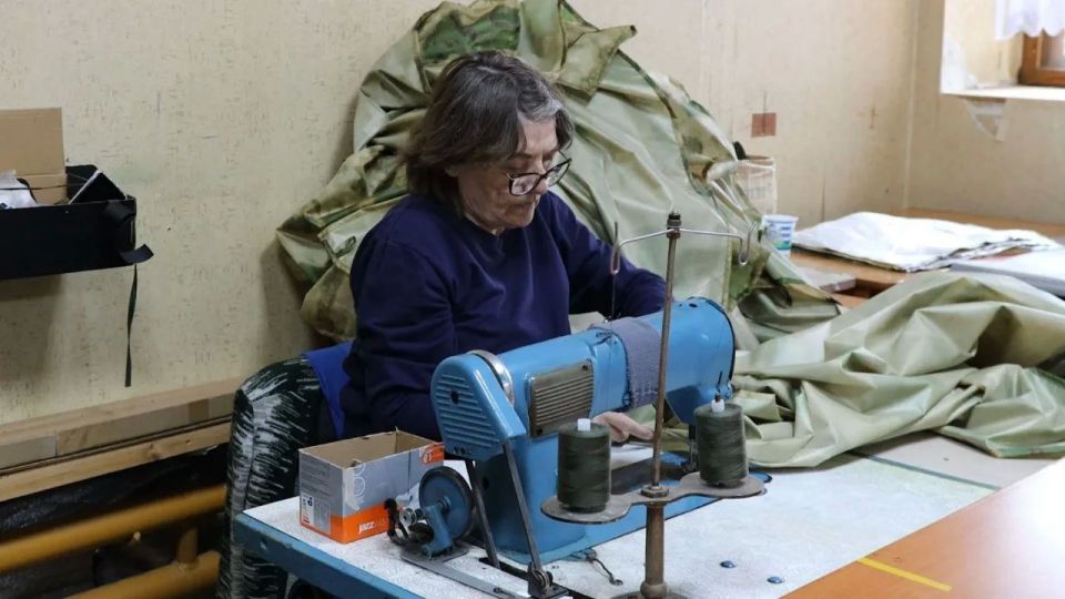 Волонтеры Усолья-Сибирского сшили 12 плащ-палаток с усиленными швами для военнослужащих